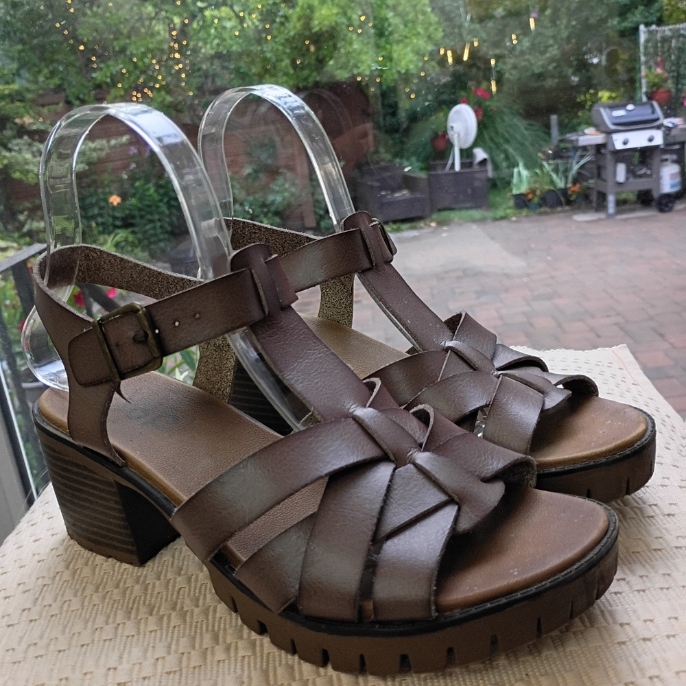 Pop Womens LeatherSandals Size 7.5.New Condition